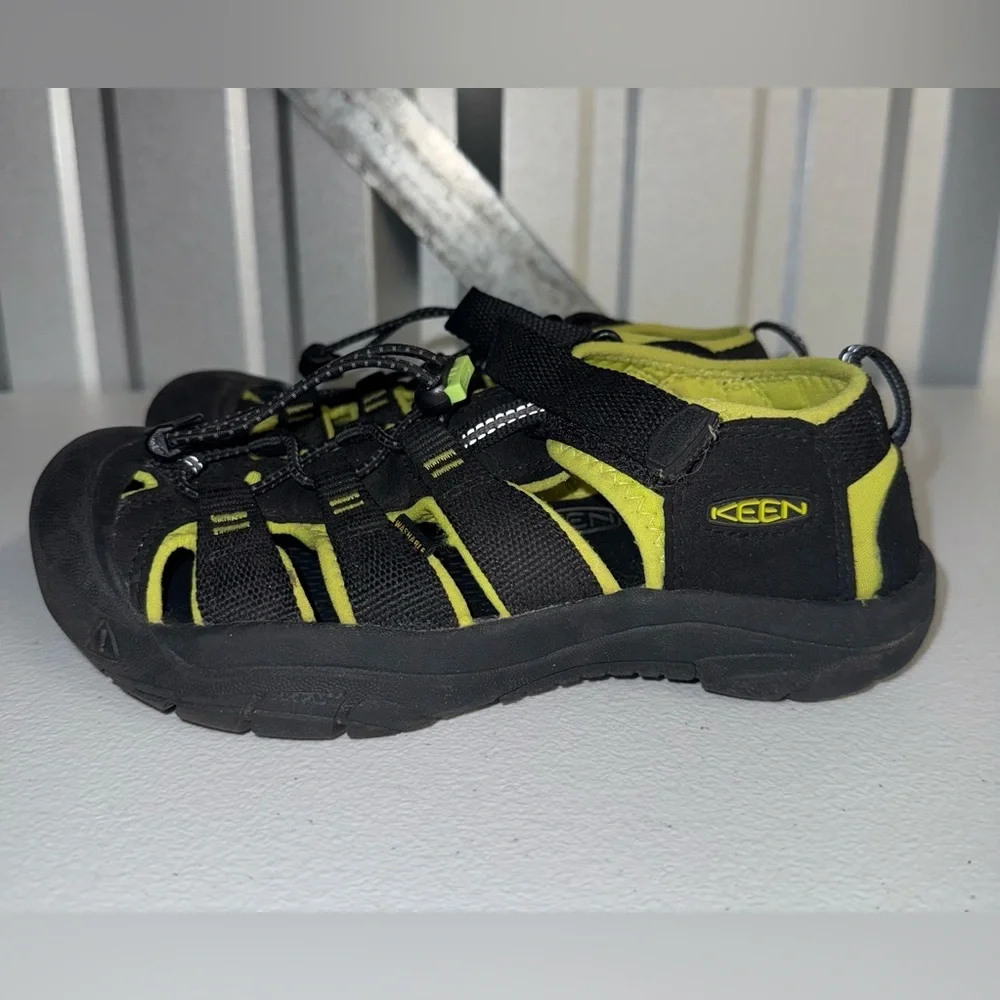 KEEN Newport H2 sandals in a black and neon lime green boys Size 4
